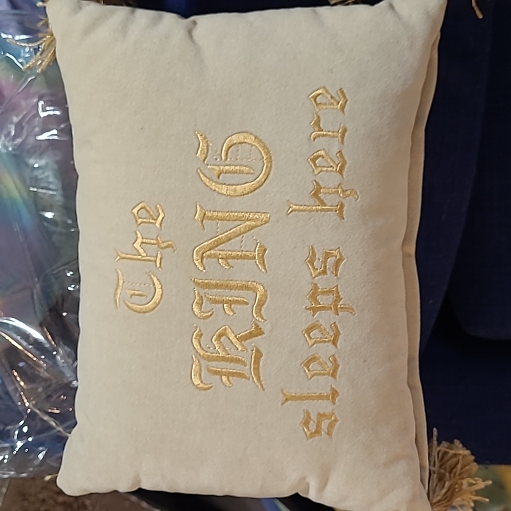 King and Queen decorative pillows - Picture 2 of 4